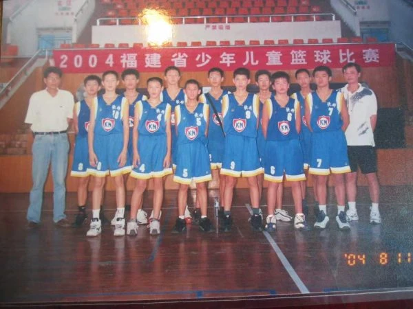 2004年快纳®赞助球队参加福建省少年儿童篮球比赛